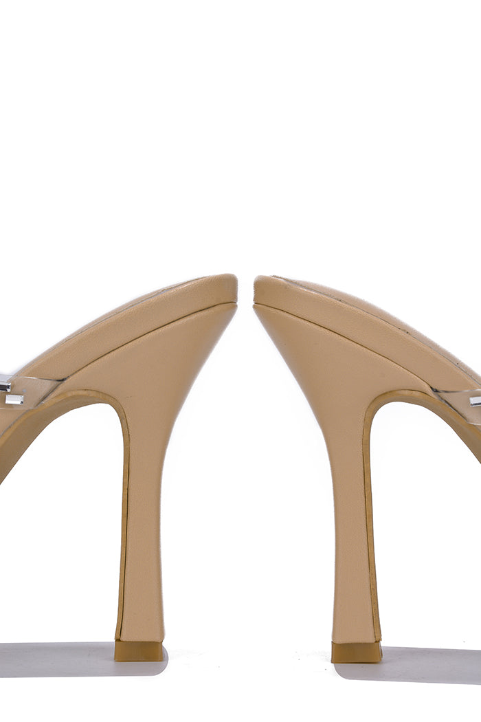 CAPE ROBBIN DESMA - NUDE