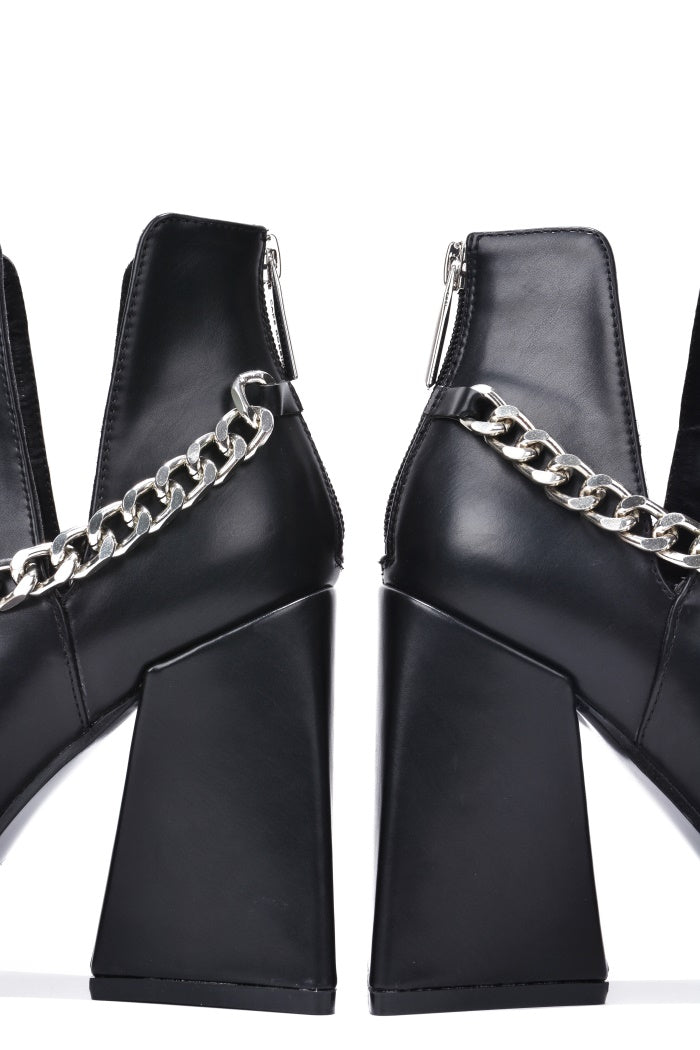 CAPE ROBBIN DEVICA - BLACK