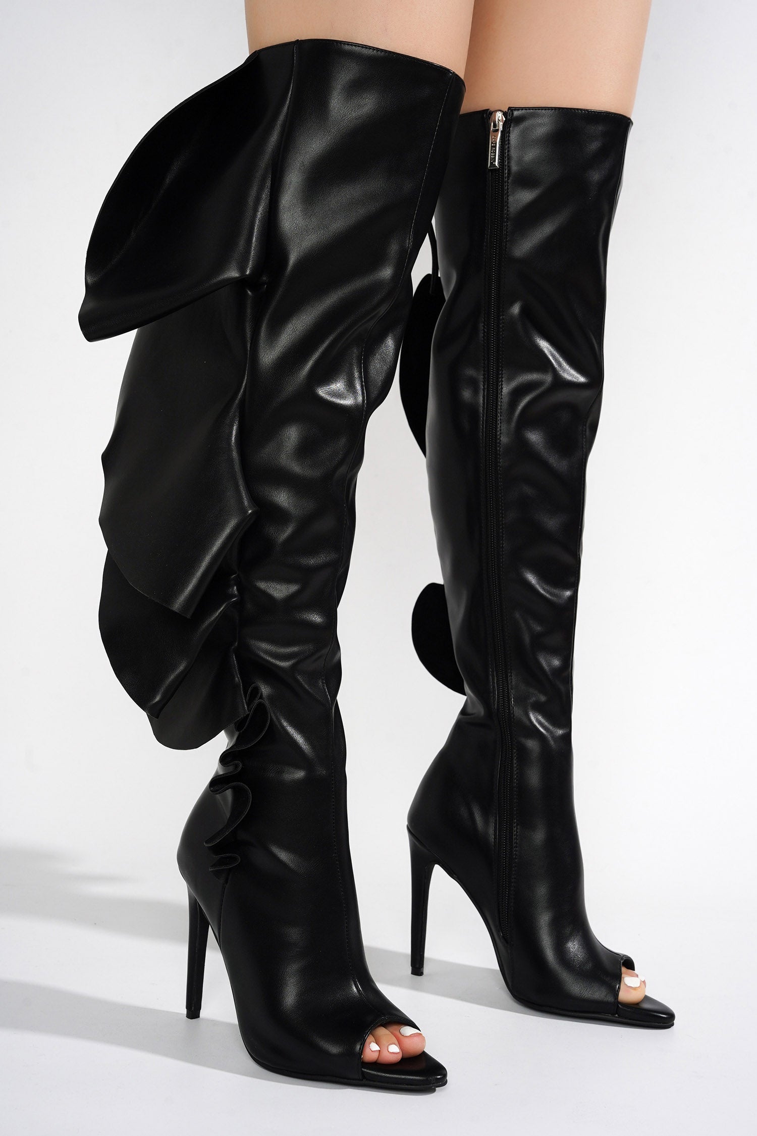 CAPE ROBBIN GRATA - BLACK