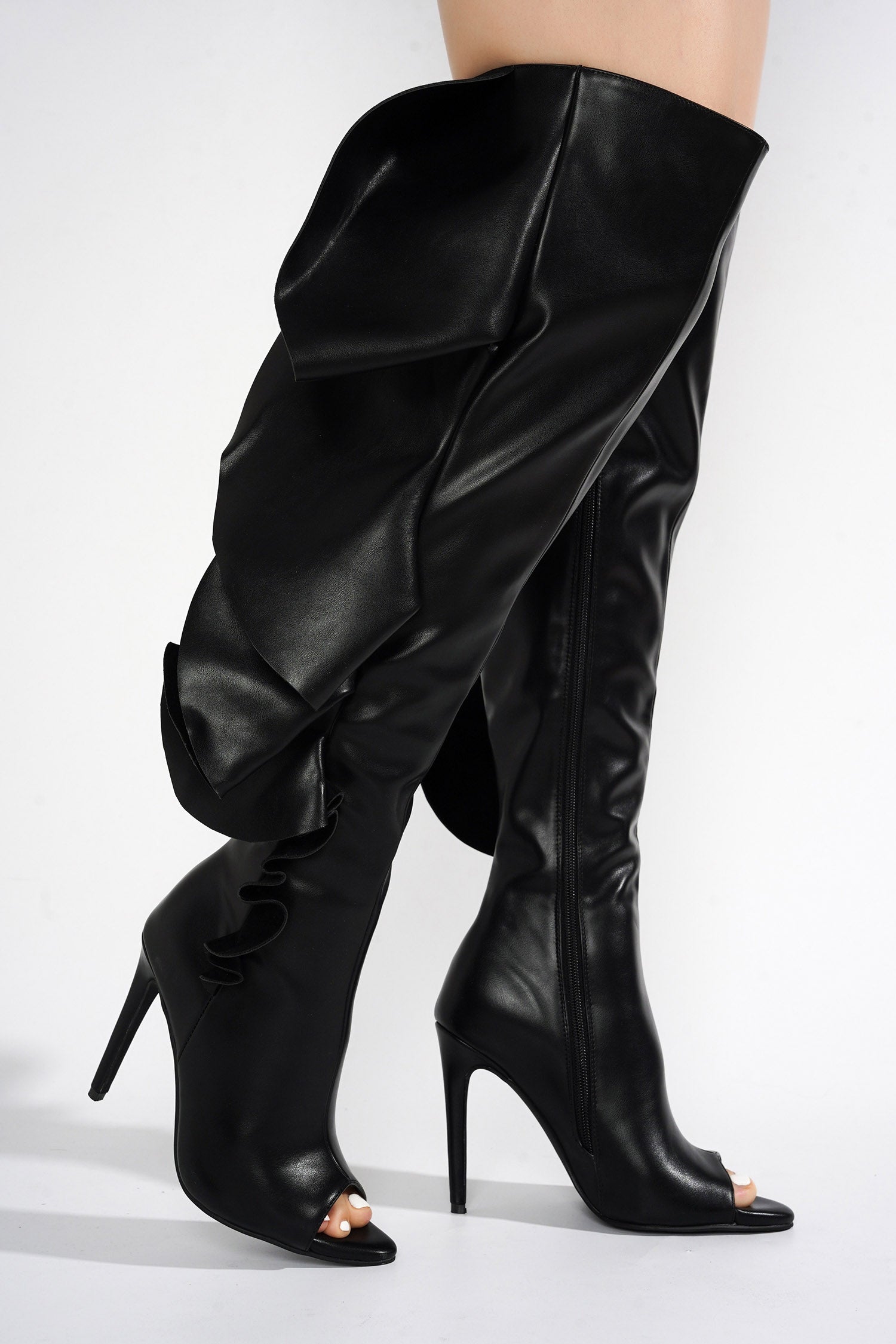 CAPE ROBBIN GRATA - BLACK