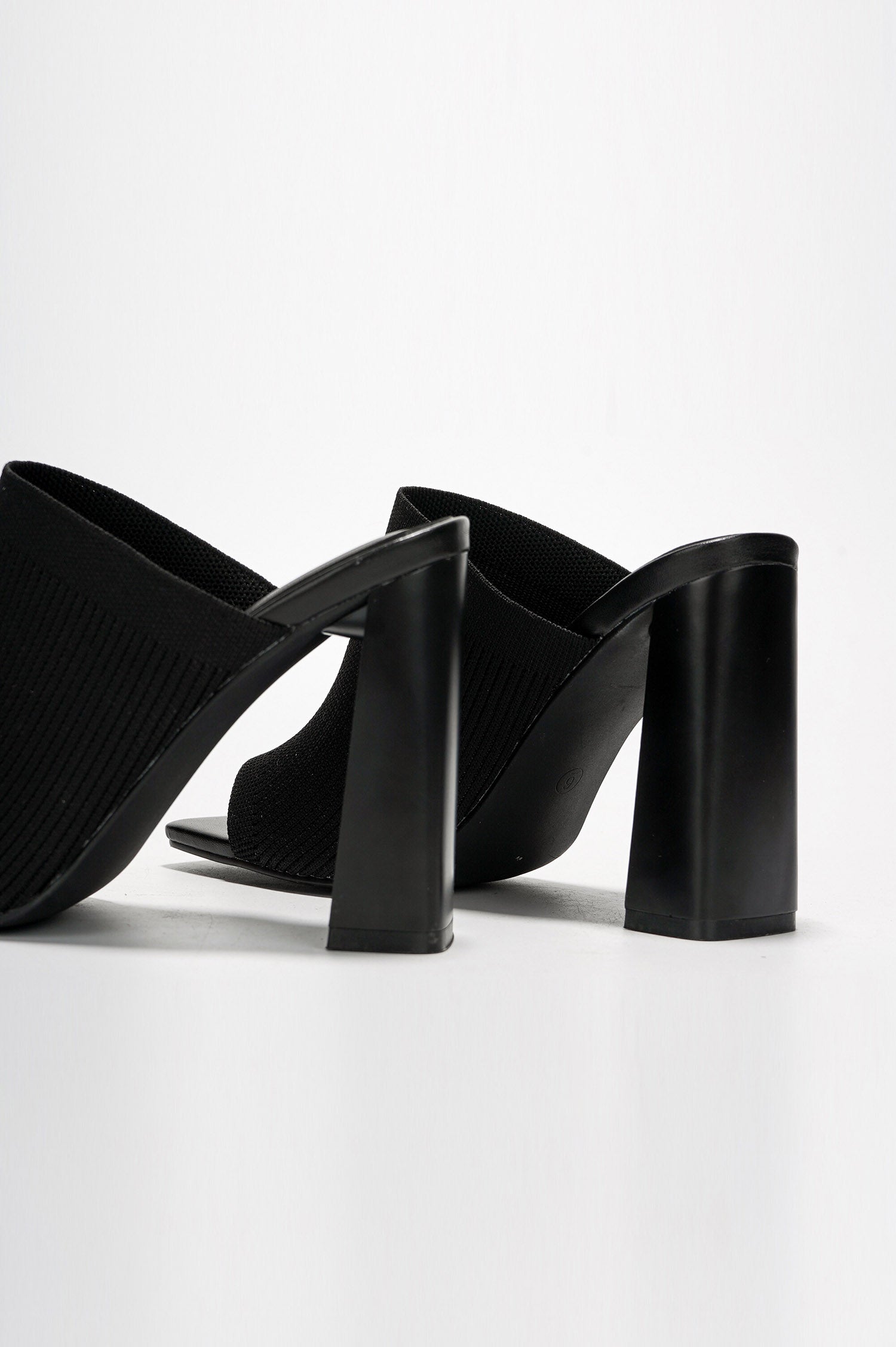 CAPE ROBBIN KYURI - BLACK